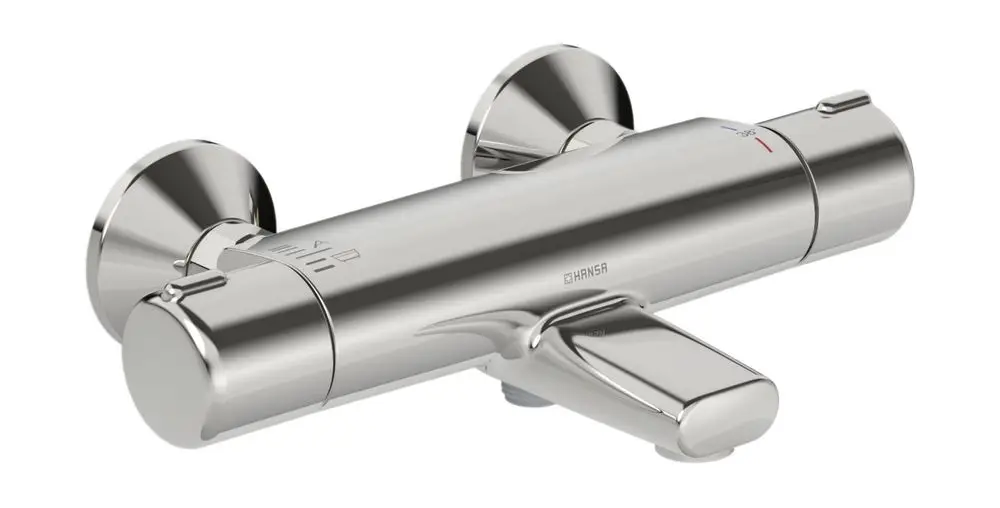 Chromene Wandarmatur von HANSA mit zwei runden Bedienknöpfen und einem zentralen Hebel zur Wasserregulierung, geeignet für Dusche oder Badewanne.